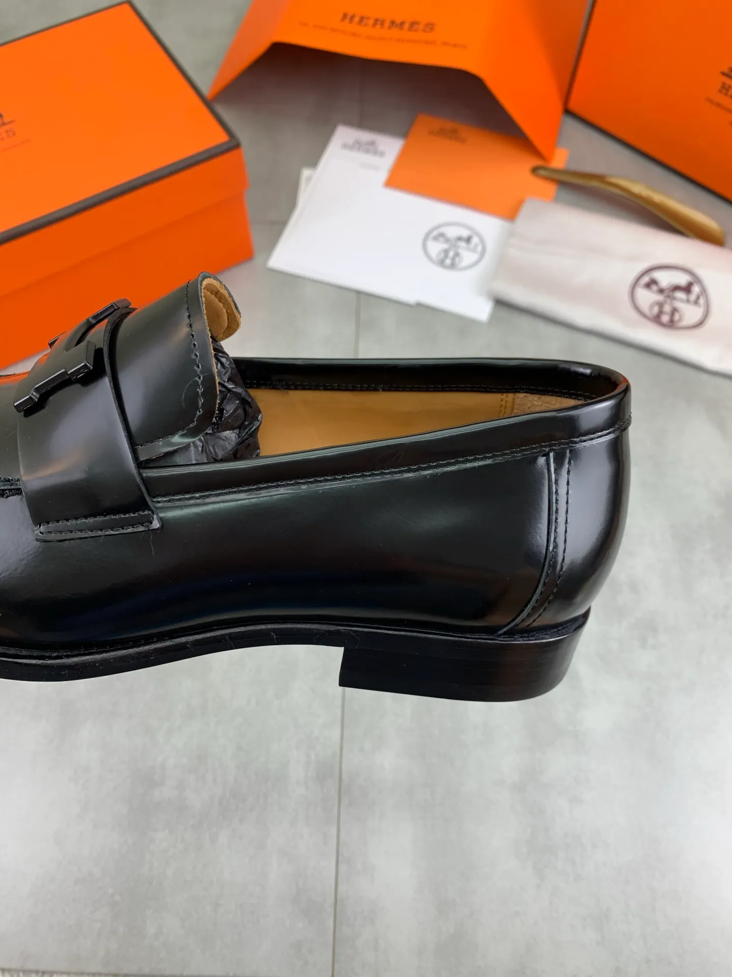 Factory price P980 💰💎💎💎 Original genuine leather outsole Brand: Hermès Grade: Same as the official website Original quality materials: Original soft calfskin Water-dyed cowhide lining Original Italian genuine leather outsole Style categories: Men's fashion Formal casual leather shoes Slip-on men's shoes series Young fashion European and American trends British style Code number: 39-45 (38.46 can be customized)